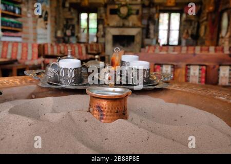 Türkische Kaffeezubereitung im Sand- und Elderblumen-Sirup, Sirince, İzmir, Türkei. Stockfoto