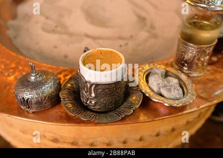 Türkische Kaffeezubereitung im Sand- und Elderblumen-Sirup, Sirince, İzmir, Türkei. Stockfoto