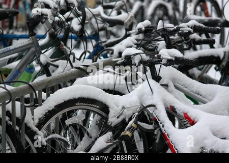 Schnee auf den Bergen... Fahrräder. Stockfoto