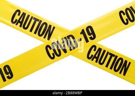 Gelbes Coronavirus Caution Tape Criss Crossing isoliert auf weißem Hintergrund. Stockfoto