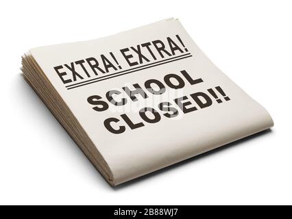 Die Schule schloss die Zeitung isoliert auf weißem Hintergrund. Stockfoto