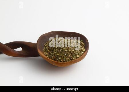 Getrocknete Minze in einem Holzlöffel, Nahaufnahme Stockfoto