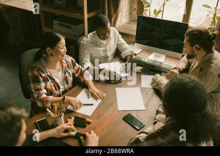 Verschiedene Gruppe von Freiberuflern Teamarbeit beim Start-up Stockfoto