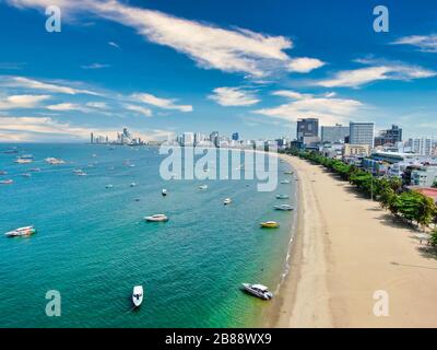 Luftansicht Mit Drone. Touristen am Pattaya Beach, Chonburi, Thailand. Schöne Landschaft Hut Pattaya Beach. Stockfoto