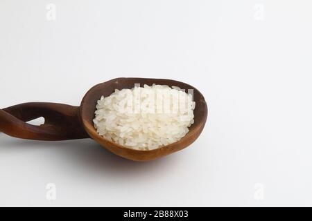 Lentil in Holzlöffel auf weißem Grund einstapeln. Draufsicht. Stockfoto