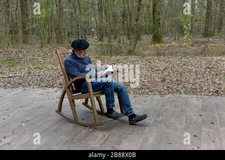 Mann im ländlichen Frankreich im Schaukelstuhl sitzen Stockfoto