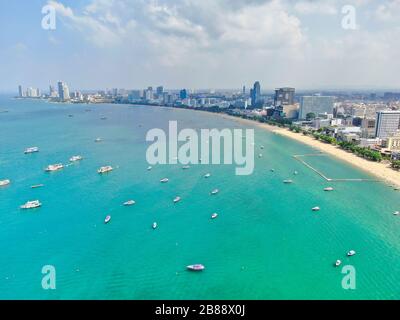 Luftansicht Mit Drone. Touristen am Pattaya Beach, Chonburi, Thailand. Schöne Landschaft Hut Pattaya Beach. Stockfoto