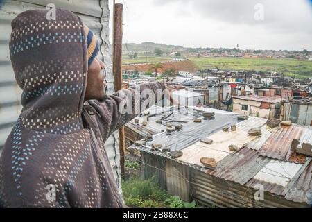 Soweto, Johannesburg, Südafrika - 5. Dezember 2019 - Schalen haben kein Wasser, Einwohner nutzen kommunale Toiletten und schließen illegal an Strom an Stockfoto