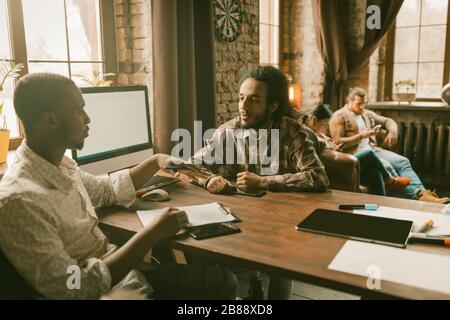 Freiberufler Arbeiten Im Loft Style Office Zusammen Stockfoto