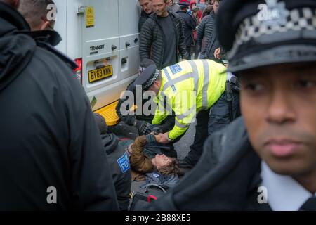 Trafalgar Square, London - Oktober 7, 2019-XR ptotests-Umweltaktivistin, die sich mit einem Fahrzeug von der Polizei verhaftet wurde, Stockfoto