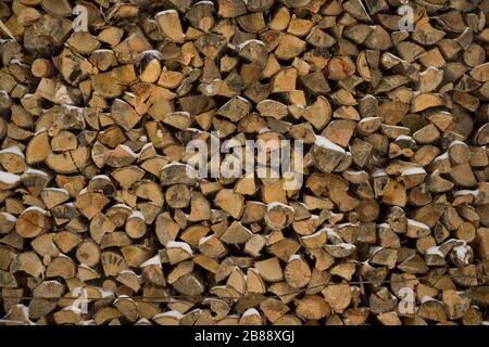 Wandbrennholz, Hintergrund von gehackten Holzstämmen in einem Haufen Stockfoto