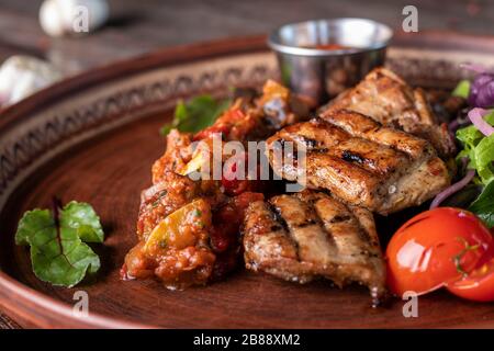 Putenspieße, Gemüsesalsa und Grillsauce, Restaurantgericht, Closeup, horizontale Ausrichtung Stockfoto