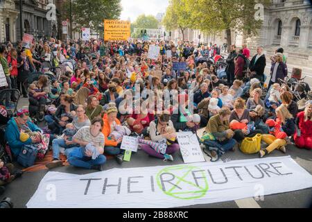 Whitehall, London, Großbritannien. - 9. Oktober 2019- Aufruhr Rebellion Klimaschutz - "anderer" März" Stockfoto