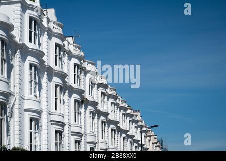 London, Großbritannien - 4. Juli 2019 - Reihe weißer Reihenhäuser; georgische Architektur Stockfoto