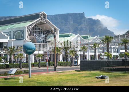 Kapstadt, Südafrika - 25. November 2019 - Einkaufszentrum Victoria and Albert Waterfront und Blick auf den Tafelberg im Hintergrund Stockfoto