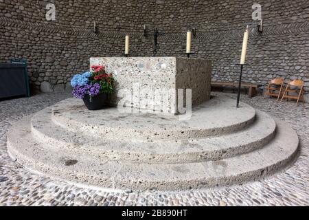 Altarretabel im Inneren der katholischen Sterblichkeit der Christuskapelle, ehemaliges nationalsozialistisches deutsches Konzentrationslager Dachau-München. Stockfoto