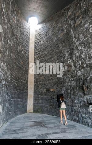 Besucher innerhalb der jüdischen Gedenkstätte im ehemaligen NS-Konzentrationslager Deutscher Dachauer, München, Deutschland. Stockfoto
