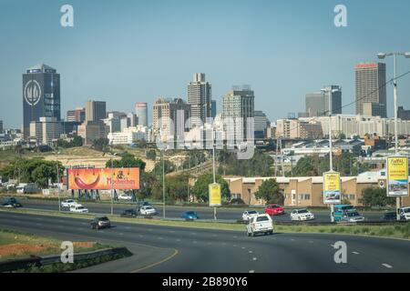 Johannesburg, Südafrika - 1. Dezember 2019 - Blick auf die Autobahn; Wolkenkratzer in der Innenstadt im Hintergrund Stockfoto