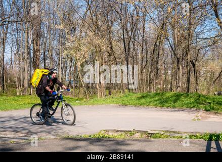 Bukarest/Rumänien - 19.03.2020: Glovo Kurier auf einem Fahrrad, das Lebensmittel liefert. Stockfoto
