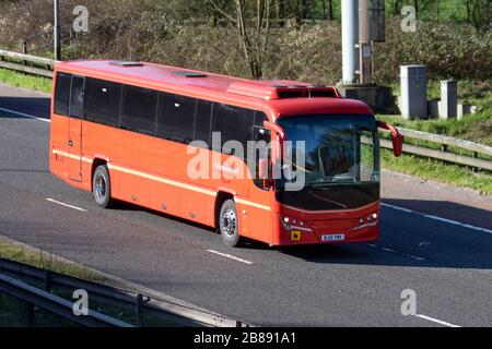 Holmeswood Coach Operator auf der M6 in Lancaster, Großbritannien, der einen roten Volvo B9R Eindecker-Schulbus 2015 fährt. Stockfoto