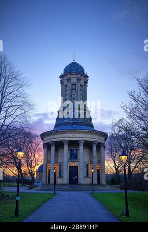 Die United Reformed Church in Saltaire WorldHeritage Site, Yorkshire. Großbritannien gegen eine untergehende Sonne, die den Himmel färbt Stockfoto