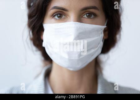 Nahaufnahme Porträt der Frau Gesichtsmaske tragen Stockfoto