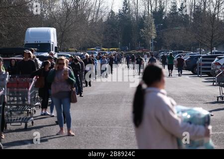 Portland, USA. März 2020. Am 20. März 2020 warten die Menschen in einer langen Reihe auf einen Laden in einem Costco in Portland, Ore. Staatliche Versammlungen sind jetzt auf nicht mehr als 25 Personen beschränkt, und Bars und Restaurants bieten nur Takeout-Dienstleistungen an, da soziale Distanzierungsmaßnahmen darauf abzielen, die Verbreitung des neuartigen Coronavirus (COVID-19) zu verlangsamen und die Kurve zu glätten. (Foto von Alex Milan Tracy/Sipa USA) Credit: SIPA USA/Alamy Live News Stockfoto