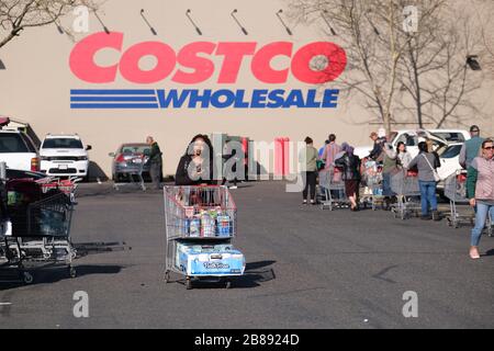 Portland, USA. März 2020. Am 20. März 2020 warten die Menschen in einer langen Reihe auf einen Laden in einem Costco in Portland, Ore. Staatliche Versammlungen sind jetzt auf nicht mehr als 25 Personen beschränkt, und Bars und Restaurants bieten nur Takeout-Dienstleistungen an, da soziale Distanzierungsmaßnahmen darauf abzielen, die Verbreitung des neuartigen Coronavirus (COVID-19) zu verlangsamen und die Kurve zu glätten. (Foto von Alex Milan Tracy/Sipa USA) Credit: SIPA USA/Alamy Live News Stockfoto