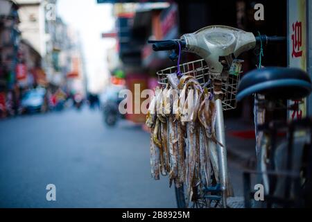 Fisch trocknet auf einem Fischhändler Fahrrad in einer Hintergasse/Hutong von Shanghai, China Stockfoto