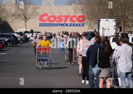 Portland, USA. März 2020. Am 20. März 2020 warten die Menschen in einer langen Reihe auf einen Laden in einem Costco in Portland, Ore. Staatliche Versammlungen sind jetzt auf nicht mehr als 25 Personen beschränkt, und Bars und Restaurants bieten nur Takeout-Dienstleistungen an, da soziale Distanzierungsmaßnahmen darauf abzielen, die Verbreitung des neuartigen Coronavirus (COVID-19) zu verlangsamen und die Kurve zu glätten. (Foto von Alex Milan Tracy/Sipa USA) Credit: SIPA USA/Alamy Live News Stockfoto