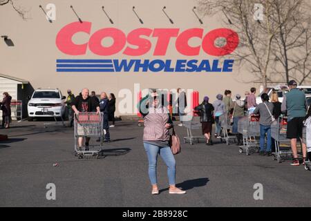 Portland, USA. März 2020. Am 20. März 2020 warten die Menschen in einer langen Reihe auf einen Laden in einem Costco in Portland, Ore. Staatliche Versammlungen sind jetzt auf nicht mehr als 25 Personen beschränkt, und Bars und Restaurants bieten nur Takeout-Dienstleistungen an, da soziale Distanzierungsmaßnahmen darauf abzielen, die Verbreitung des neuartigen Coronavirus (COVID-19) zu verlangsamen und die Kurve zu glätten. (Foto von Alex Milan Tracy/Sipa USA) Credit: SIPA USA/Alamy Live News Stockfoto