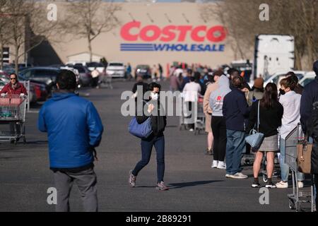 Portland, USA. März 2020. Am 20. März 2020 warten die Menschen in einer langen Reihe auf einen Laden in einem Costco in Portland, Ore. Staatliche Versammlungen sind jetzt auf nicht mehr als 25 Personen beschränkt, und Bars und Restaurants bieten nur Takeout-Dienstleistungen an, da soziale Distanzierungsmaßnahmen darauf abzielen, die Verbreitung des neuartigen Coronavirus (COVID-19) zu verlangsamen und die Kurve zu glätten. (Foto von Alex Milan Tracy/Sipa USA) Credit: SIPA USA/Alamy Live News Stockfoto