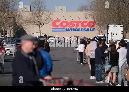 Portland, USA. März 2020. Am 20. März 2020 warten die Menschen in einer langen Reihe auf einen Laden in einem Costco in Portland, Ore. Staatliche Versammlungen sind jetzt auf nicht mehr als 25 Personen beschränkt, und Bars und Restaurants bieten nur Takeout-Dienstleistungen an, da soziale Distanzierungsmaßnahmen darauf abzielen, die Verbreitung des neuartigen Coronavirus (COVID-19) zu verlangsamen und die Kurve zu glätten. (Foto von Alex Milan Tracy/Sipa USA) Credit: SIPA USA/Alamy Live News Stockfoto