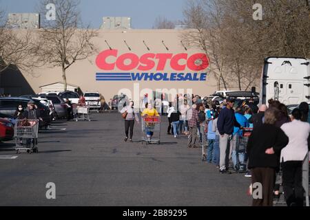 Portland, USA. März 2020. Am 20. März 2020 warten die Menschen in einer langen Reihe auf einen Laden in einem Costco in Portland, Ore. Staatliche Versammlungen sind jetzt auf nicht mehr als 25 Personen beschränkt, und Bars und Restaurants bieten nur Takeout-Dienstleistungen an, da soziale Distanzierungsmaßnahmen darauf abzielen, die Verbreitung des neuartigen Coronavirus (COVID-19) zu verlangsamen und die Kurve zu glätten. (Foto von Alex Milan Tracy/Sipa USA) Credit: SIPA USA/Alamy Live News Stockfoto