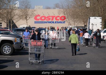 Portland, USA. März 2020. Am 20. März 2020 warten die Menschen in einer langen Reihe auf einen Laden in einem Costco in Portland, Ore. Staatliche Versammlungen sind jetzt auf nicht mehr als 25 Personen beschränkt, und Bars und Restaurants bieten nur Takeout-Dienstleistungen an, da soziale Distanzierungsmaßnahmen darauf abzielen, die Verbreitung des neuartigen Coronavirus (COVID-19) zu verlangsamen und die Kurve zu glätten. (Foto von Alex Milan Tracy/Sipa USA) Credit: SIPA USA/Alamy Live News Stockfoto