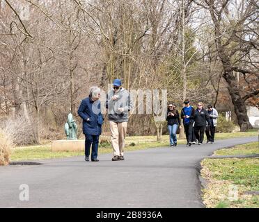 Berks County, Pennsylvania, USA - 14. März 2020: Älteres Paar und Gruppen von Menschen, die im Park spazieren. Stockfoto