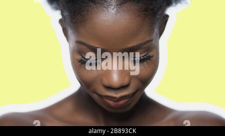 Das Gesicht der hübschen afro-Frau wurde isoliert auf hellgrün Stockfoto