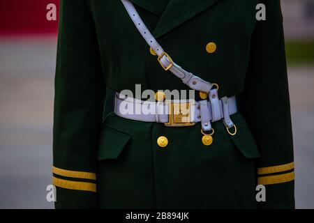 Ein chinesischer Soldat steht bereit in der Verbotenen Stadt Peking, China Stockfoto