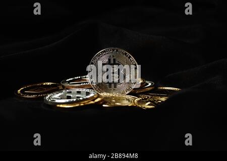 Kryptokurrency auf schwarzem Hintergrund. Bitcoin und Blockchain System. Stockfoto