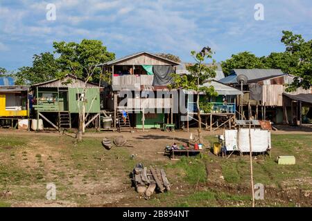 Peru von am gegenüberliegenden Ufer des Terminals, Hafen, Leticia Amazon, Rain Forest, Kolumbien Südamerika. Stockfoto