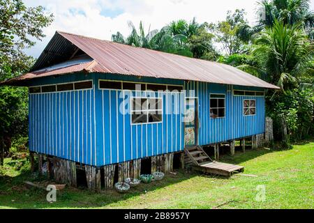 Exotische Gemälde an Indianerhäusern der Ticuna-Stammgemeinschaft, Mocagua, Amazonas-Regenwald, Kolumbien Südamerika. Stockfoto