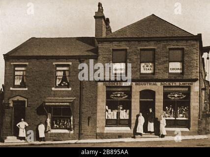 Huddersfield Industrial Society - ein frühes Foto von Bradley-Metzgern und Lebensmittelgeschäften Stockfoto