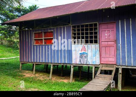 Exotische Gemälde an Indianerhäusern der Ticuna-Stammgemeinschaft, Mocagua, Amazonas-Regenwald, Kolumbien Südamerika. Stockfoto