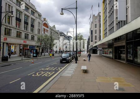 London, Großbritannien. März 2020. Die Oxford Street, normalerweise die belebteste Gegend Londons, ist praktisch frei von Fußgängern. Stockfoto