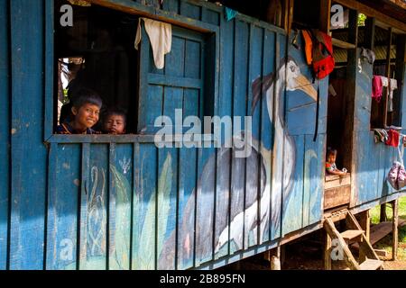 Exotische Gemälde an Häusern der Ticuna-Stammgemeinschaft, Mocagua, Amazonas-Regenwald, Kolumbien Südamerika. Stockfoto