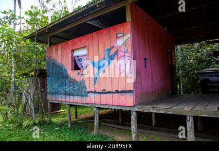 Exotische Gemälde an Häusern der Ticuna-Stammgemeinschaft, Mocagua, Amazonas-Regenwald, Kolumbien Südamerika. Stockfoto