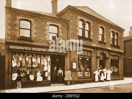 Huddersfield Industrial Society - ein frühes Foto von Lockwood Grocery und Drapery Shops Stockfoto