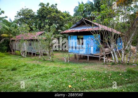 Exotische Gemälde an Häusern der Ticuna-Stammgemeinschaft, Mocagua, Amazonas-Regenwald, Kolumbien Südamerika. Stockfoto