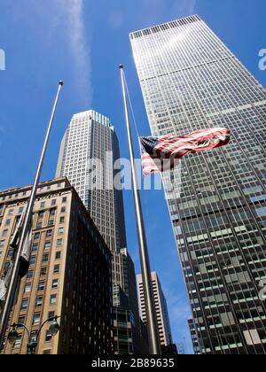 Flagge bei Half-Mast und Wolkenkratzern Stockfoto