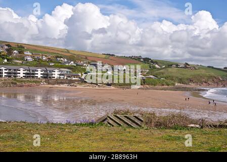 Blick von der Spitze der Burgh Island zurück über den Causeway bei Ebbe und Blick auf Bigbury on Sea an der South Devon Coast, England, Großbritannien Stockfoto